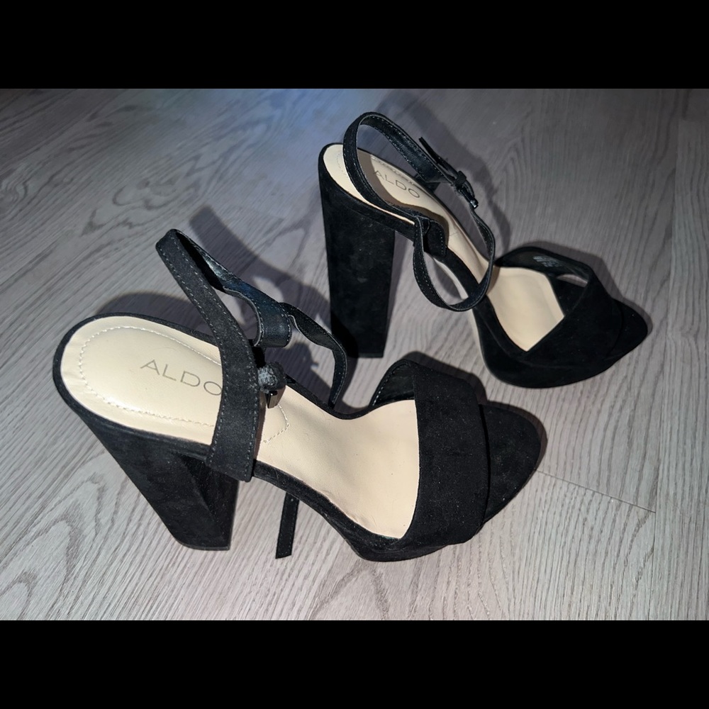 Aldo Shoes, platform velvet heel in black. Size 6.5